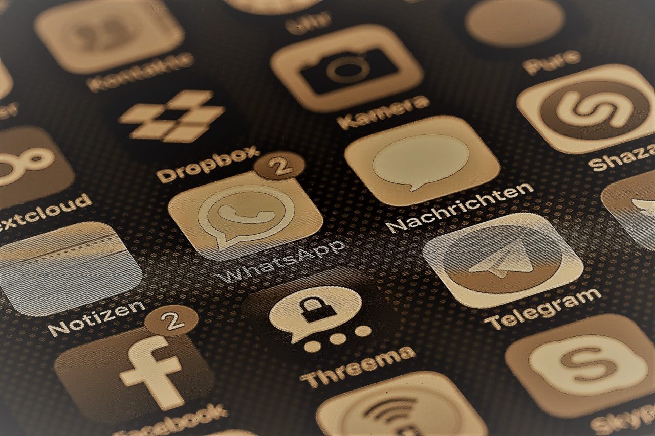 Ausschnitt eines Handys mit Social Media Icons