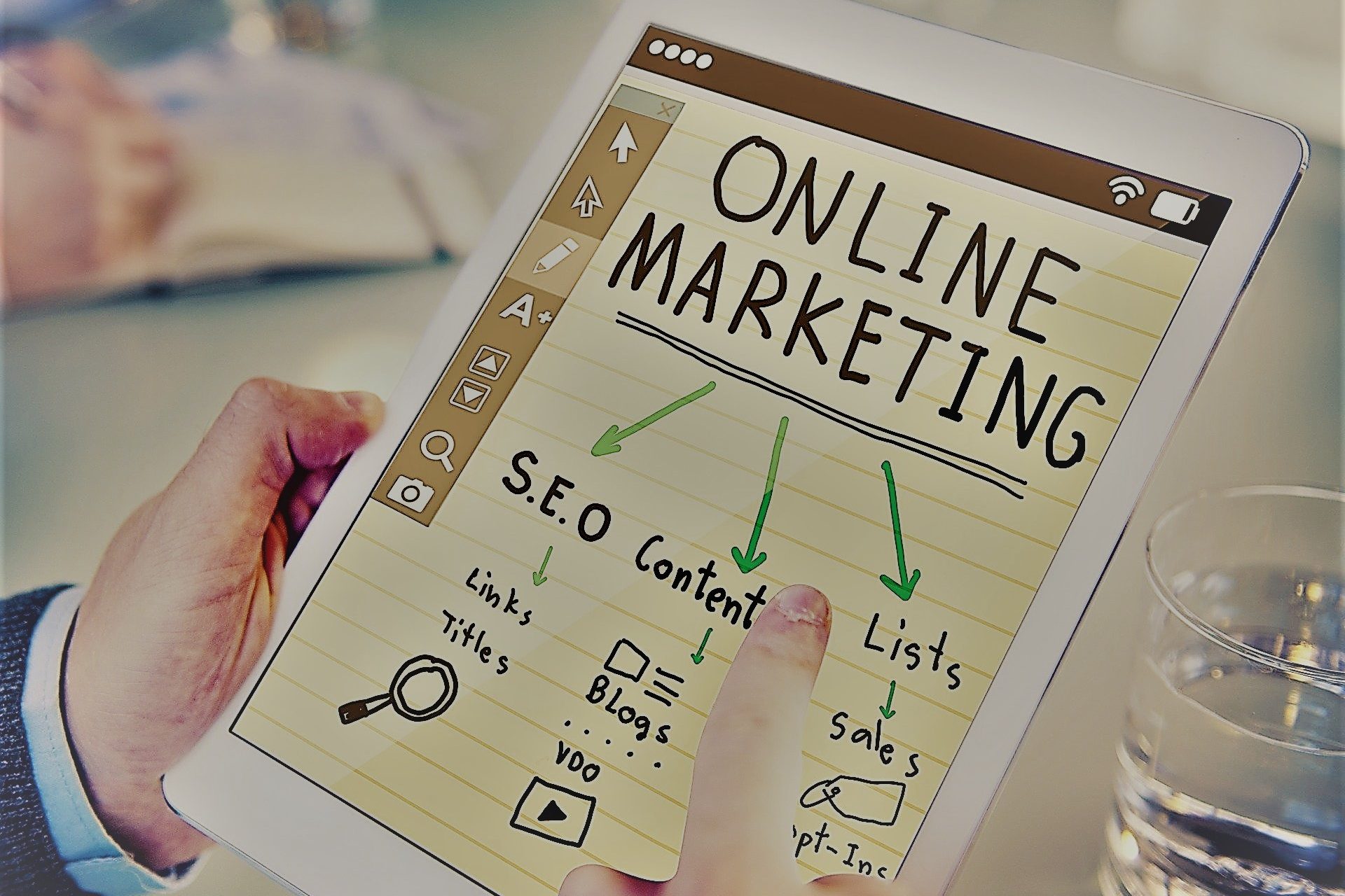 Tablet mit Skizze zu Online Marketing